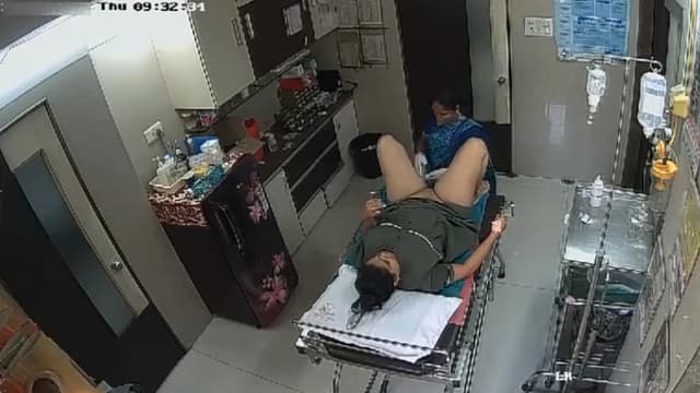 Desi Bhabhi In Clinic House-Keeper Shaving Her Pussy – hindiSexsite video - Auntymaza.com