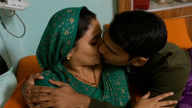 Desi Hot Aunty Bed – Romanse Kiss Porn Video - Auntymaza.com